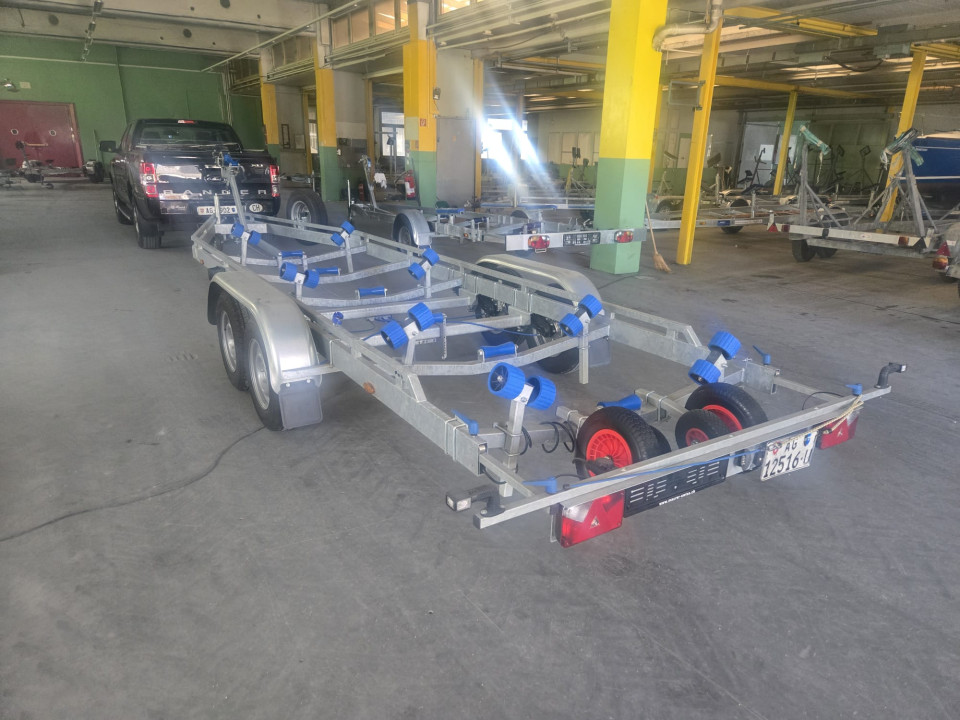 Neuwertiger occ. Bootstrailer Gesamtgewicht 2.7t